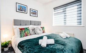 Heathrow 2-Bedroom Maisonette With Parking